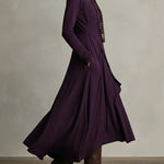 Elegante maxi jurk met zachte asymmetrische lagen en subtiele hoge halslijn