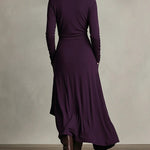 Elegante maxi jurk met zachte asymmetrische lagen en subtiele hoge halslijn