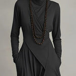 Elegante maxi jurk met zachte asymmetrische lagen en subtiele hoge halslijn