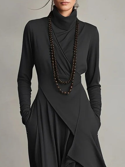 Elegante maxi jurk met zachte asymmetrische lagen en subtiele hoge halslijn