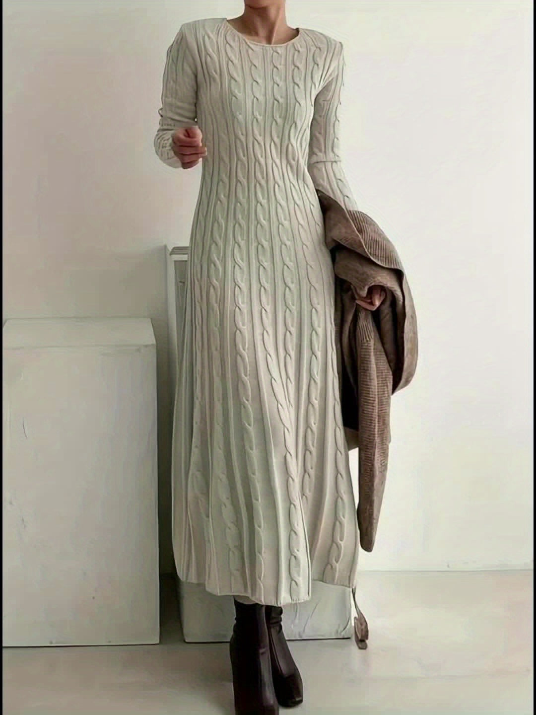 Comfortabele maxi jurk in kabeltricot met zachte val en lange lijn voor dames