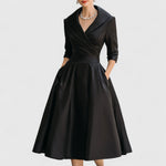 Elegante midi jurk met vloeiende rok, discrete zijrits en subtiele zijzakken