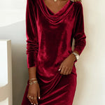 Ruime fluwelen jurk met gelaagde halslijn en ontspannen vloeiend silhouet