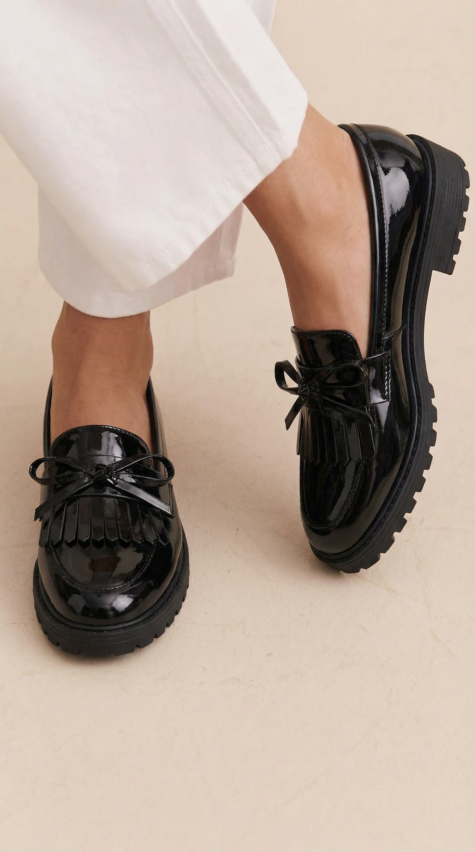 Dames mocassins met sierlijke franjes over de wreef in een effen kleur en platte zool