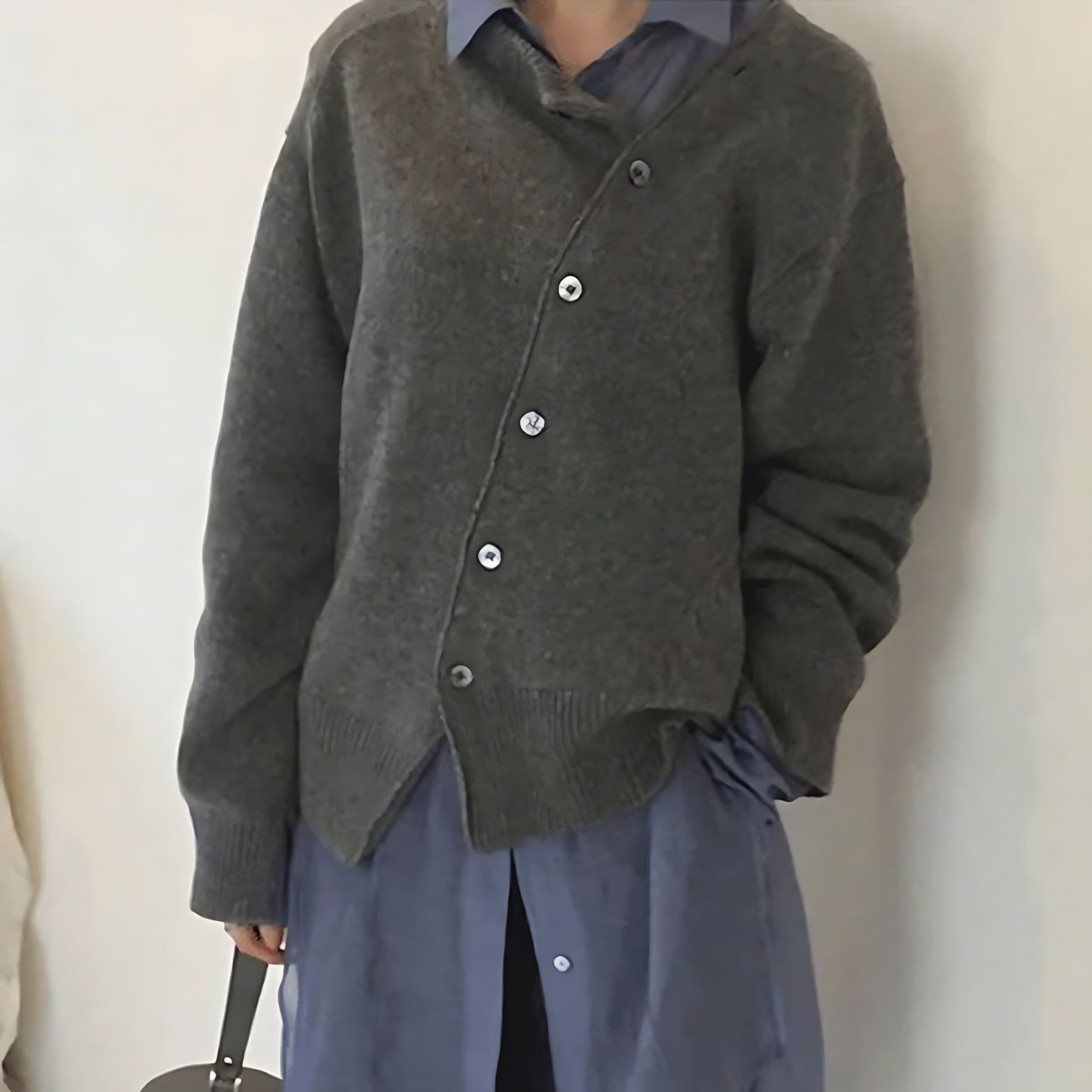 Oversized vest met v-hals en knopen voor dames, gedragen over een effen top en een jeans
