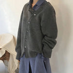 Oversized vest met v-hals en knopen voor dames, gedragen over een effen top en een jeans