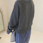 Oversized vest met v-hals en knopen voor dames, gedragen over een effen top en een jeans
