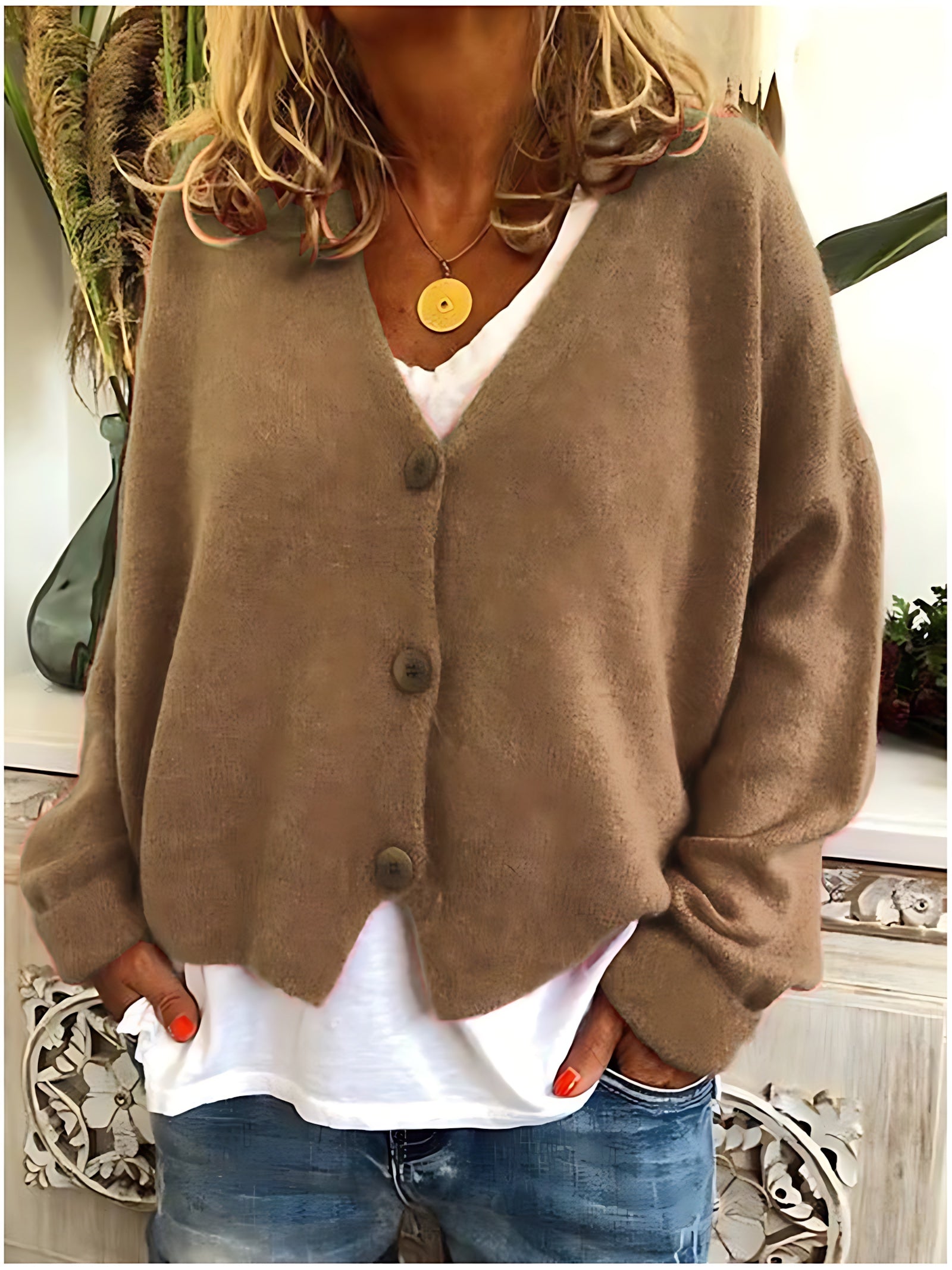 Gebreid vest met v-hals en knoopsluiting voor dames, los gedragen over een effen top