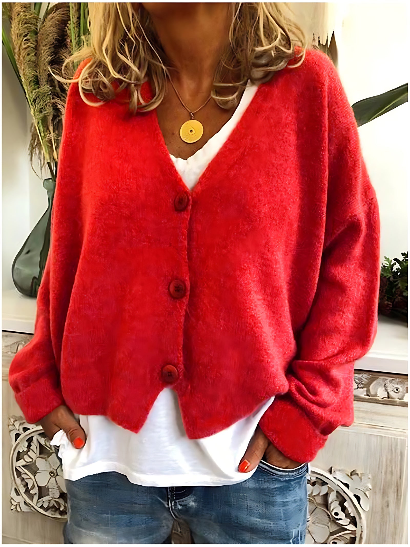 Gebreid vest met v-hals en knoopsluiting voor dames, los gedragen over een effen top