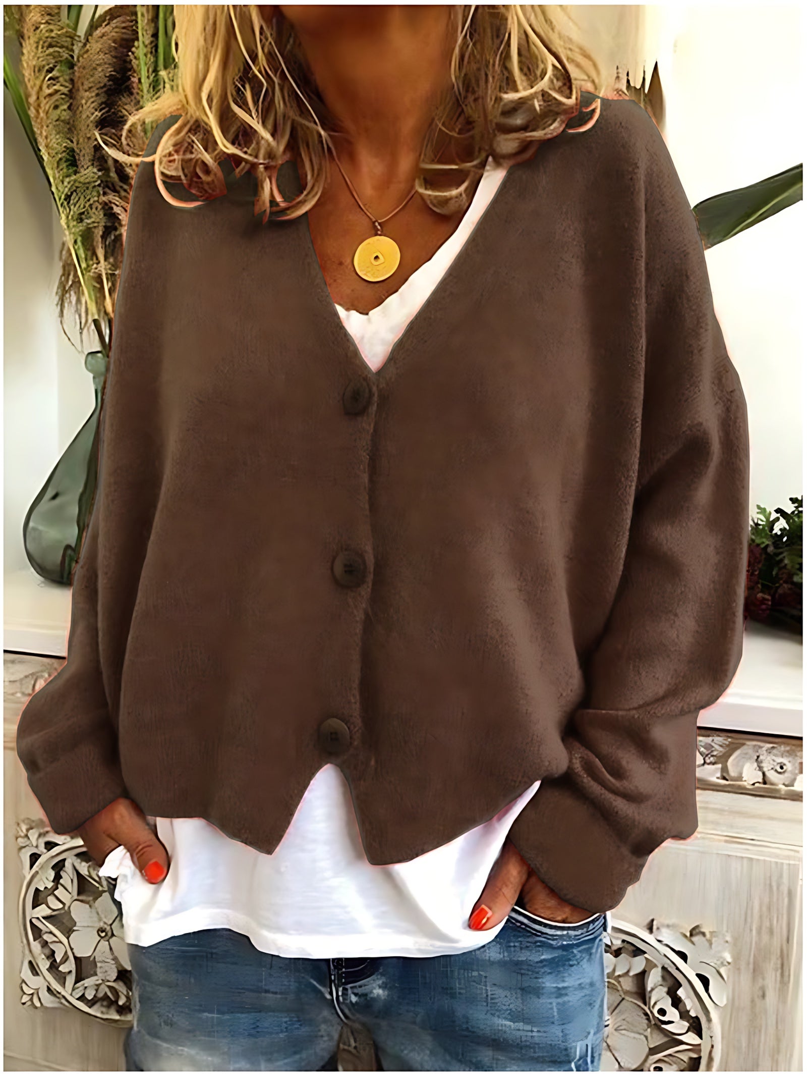 Gebreid vest met v-hals en knoopsluiting voor dames, los gedragen over een effen top