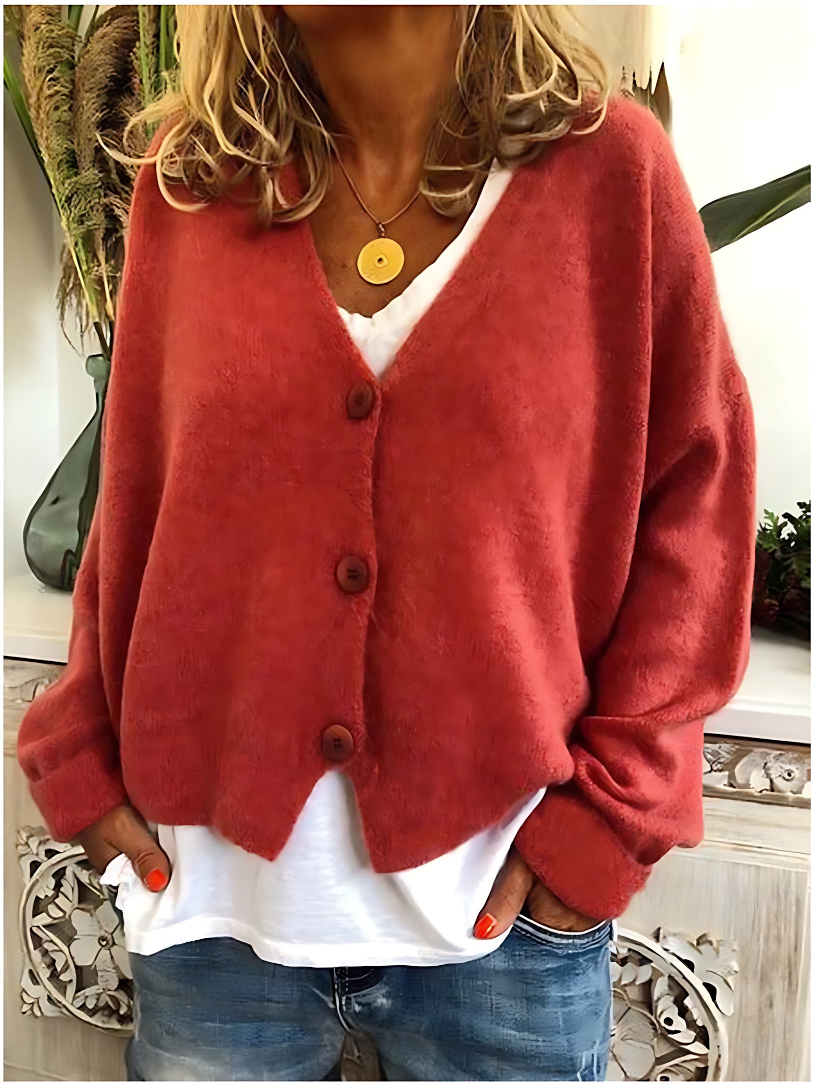 Gebreid vest met v-hals en knoopsluiting voor dames, los gedragen over een effen top
