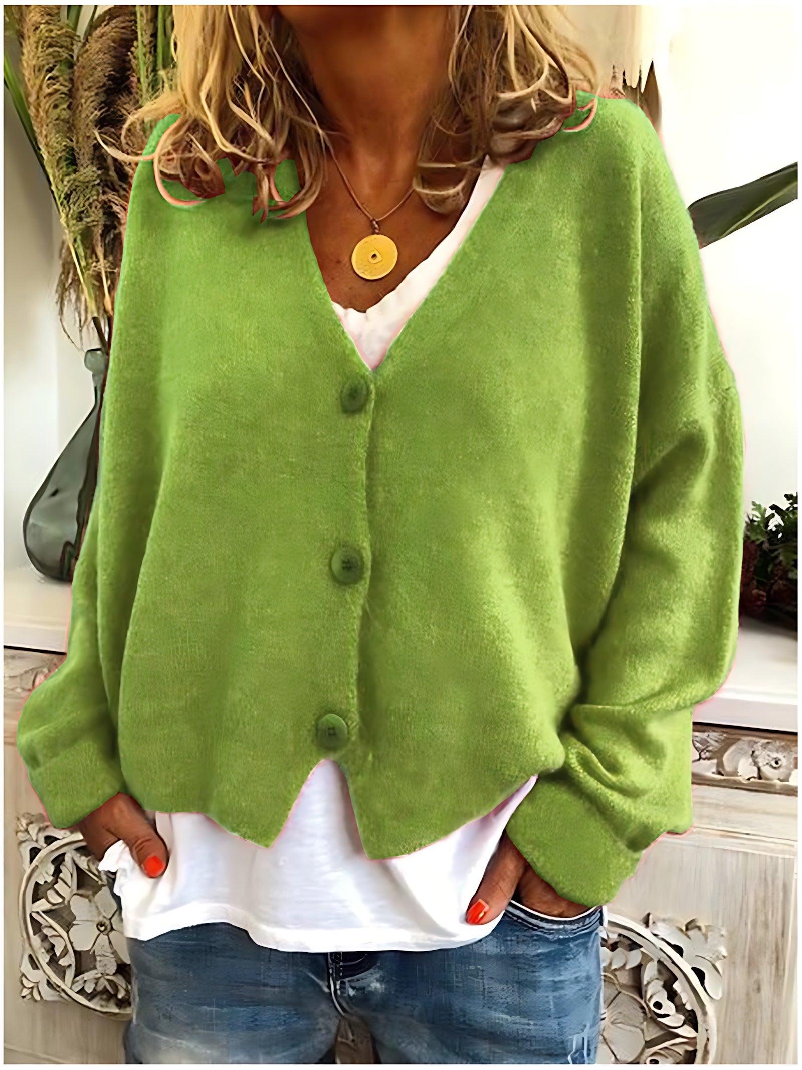 Gebreid vest met v-hals en knoopsluiting voor dames, los gedragen over een effen top