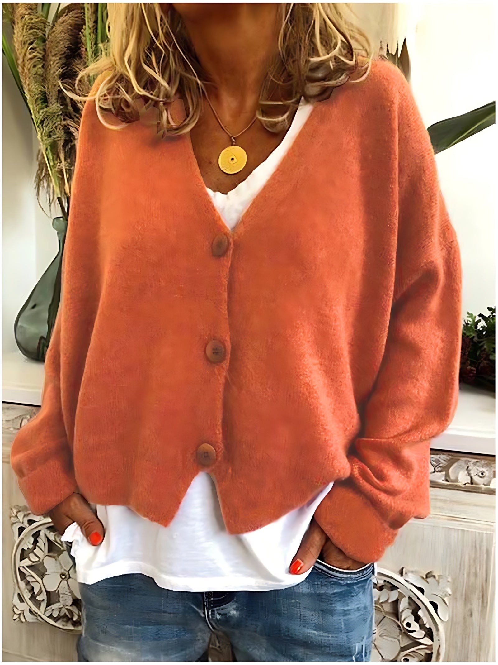 Gebreid vest met v-hals en knoopsluiting voor dames, los gedragen over een effen top