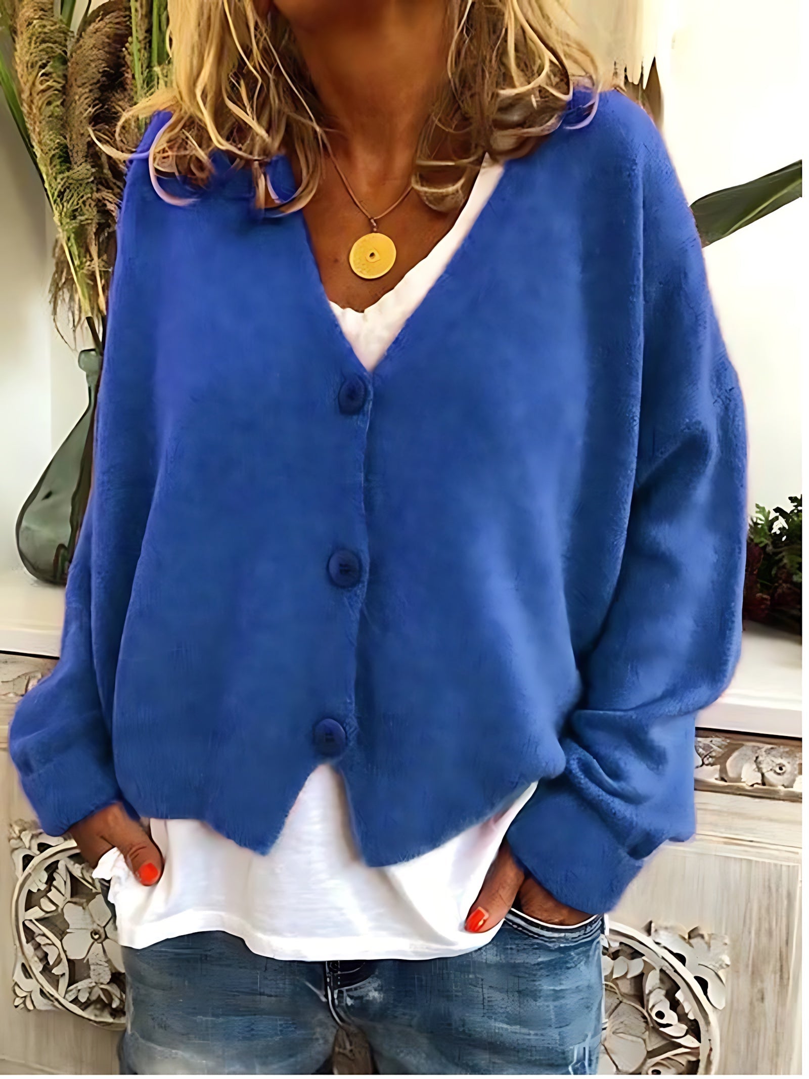 Gebreid vest met v-hals en knoopsluiting voor dames, los gedragen over een effen top