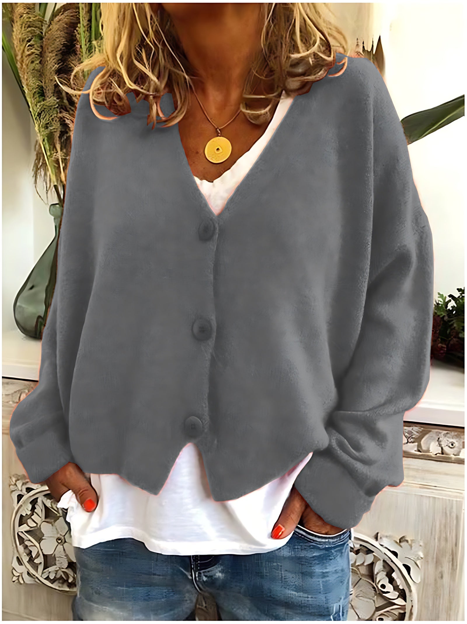 Gebreid vest met v-hals en knoopsluiting voor dames, los gedragen over een effen top