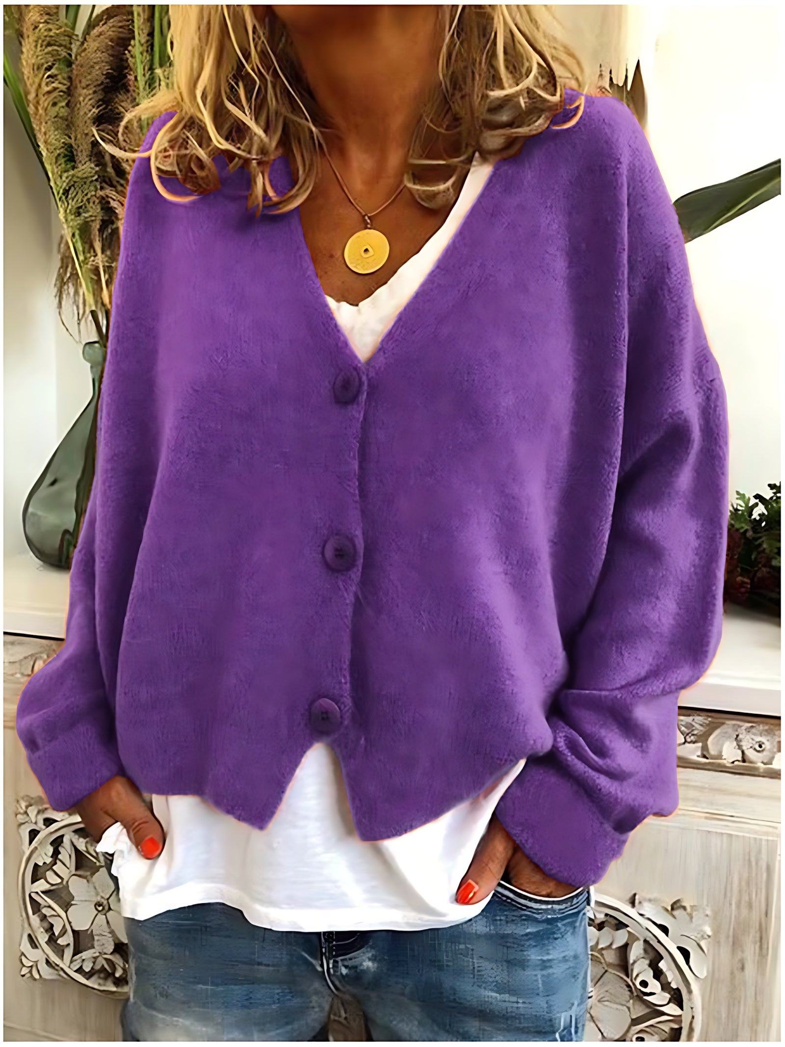 Gebreid vest met v-hals en knoopsluiting voor dames, los gedragen over een effen top