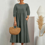 Elegante jurk met ronde hals, 3/4 mouwen, getailleerde taille en vloeiende rok