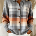 Geruit gebreid vest in warme tinten met knoopsluiting en lange mouwen, gedragen over een shirt