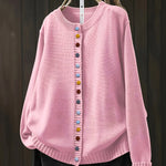 Gebreid vest met contrastknopen voor dames, gedragen over een effen top en een jeans