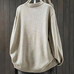 Gebreid vest met contrastknopen voor dames, gedragen over een effen top en een jeans