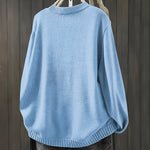 Gebreid vest met contrastknopen voor dames, gedragen over een effen top en een jeans