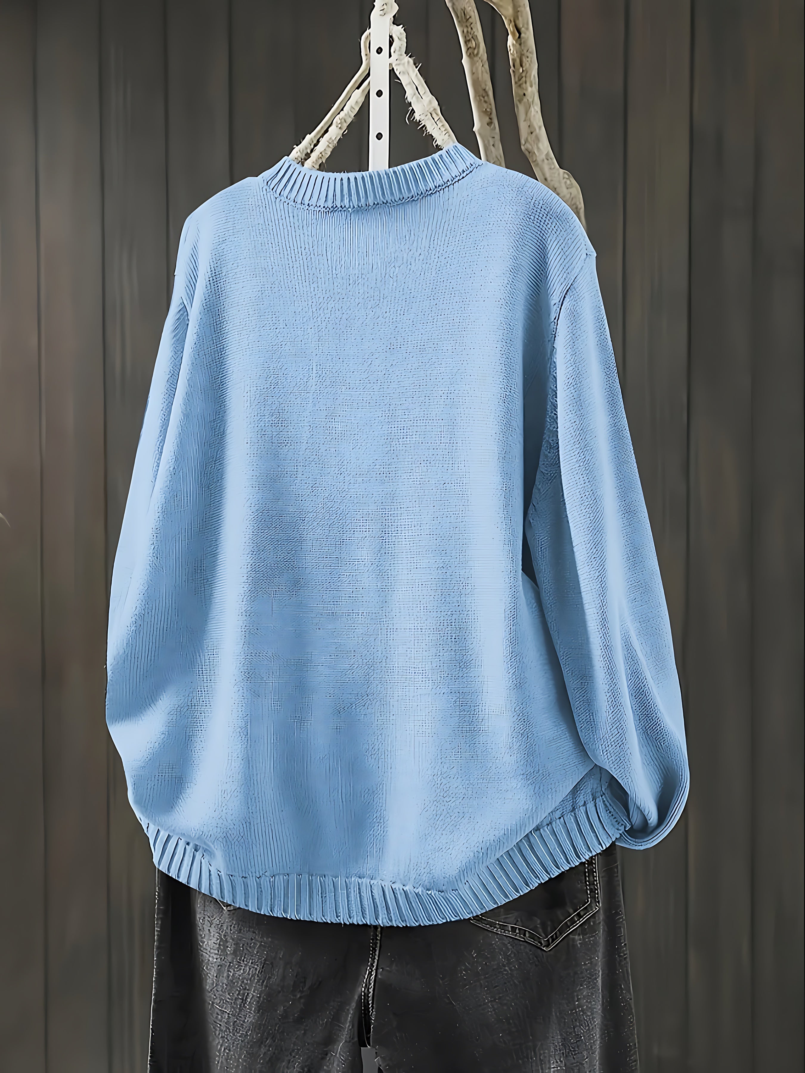 Gebreid vest met contrastknopen voor dames, gedragen over een effen top en een jeans