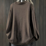Gebreid vest met contrastknopen voor dames, gedragen over een effen top en een jeans