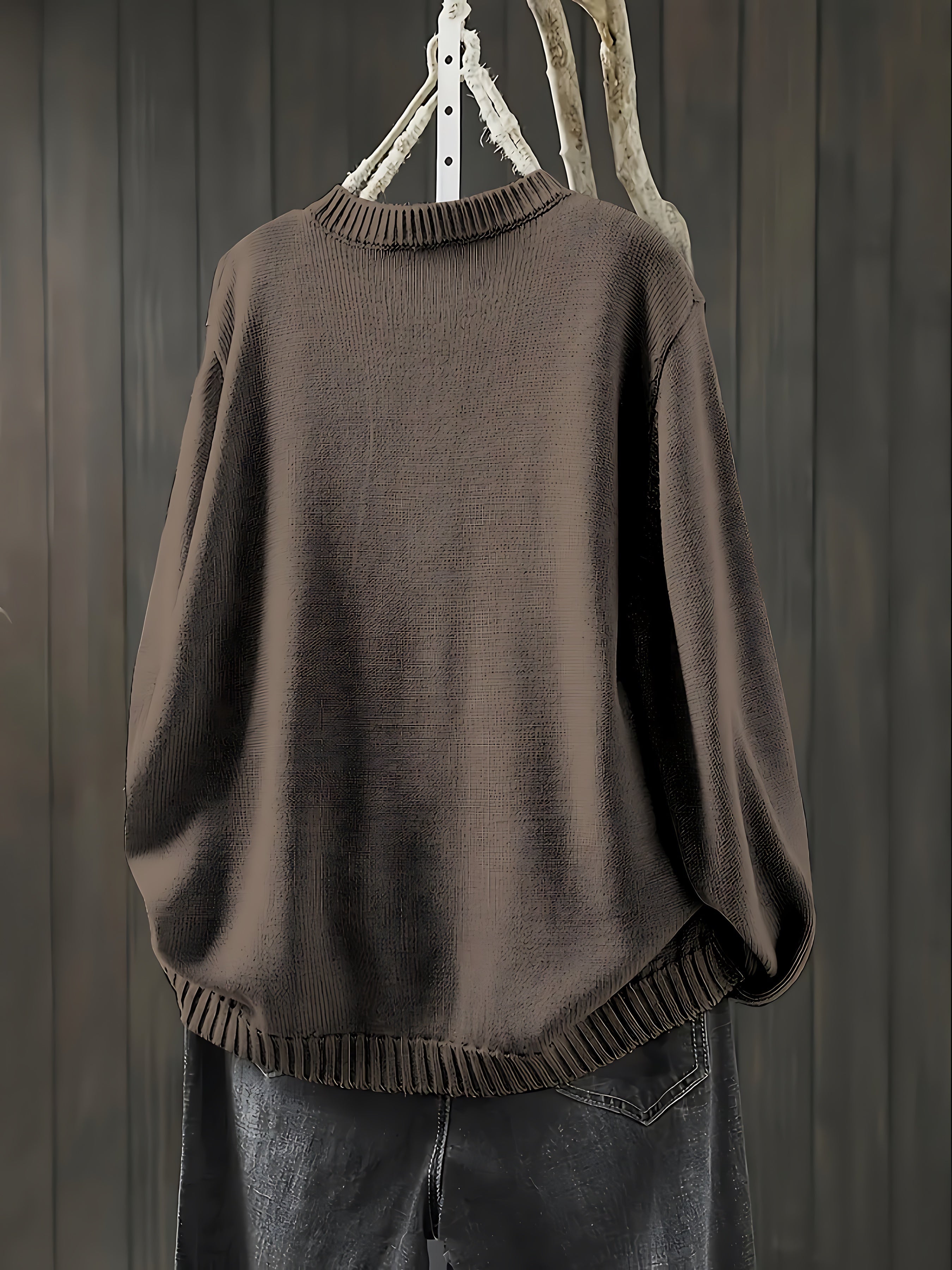 Gebreid vest met contrastknopen voor dames, gedragen over een effen top en een jeans