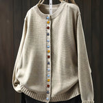 Gebreid vest met contrastknopen voor dames, gedragen over een effen top en een jeans