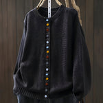 Gebreid vest met contrastknopen voor dames, gedragen over een effen top en een jeans
