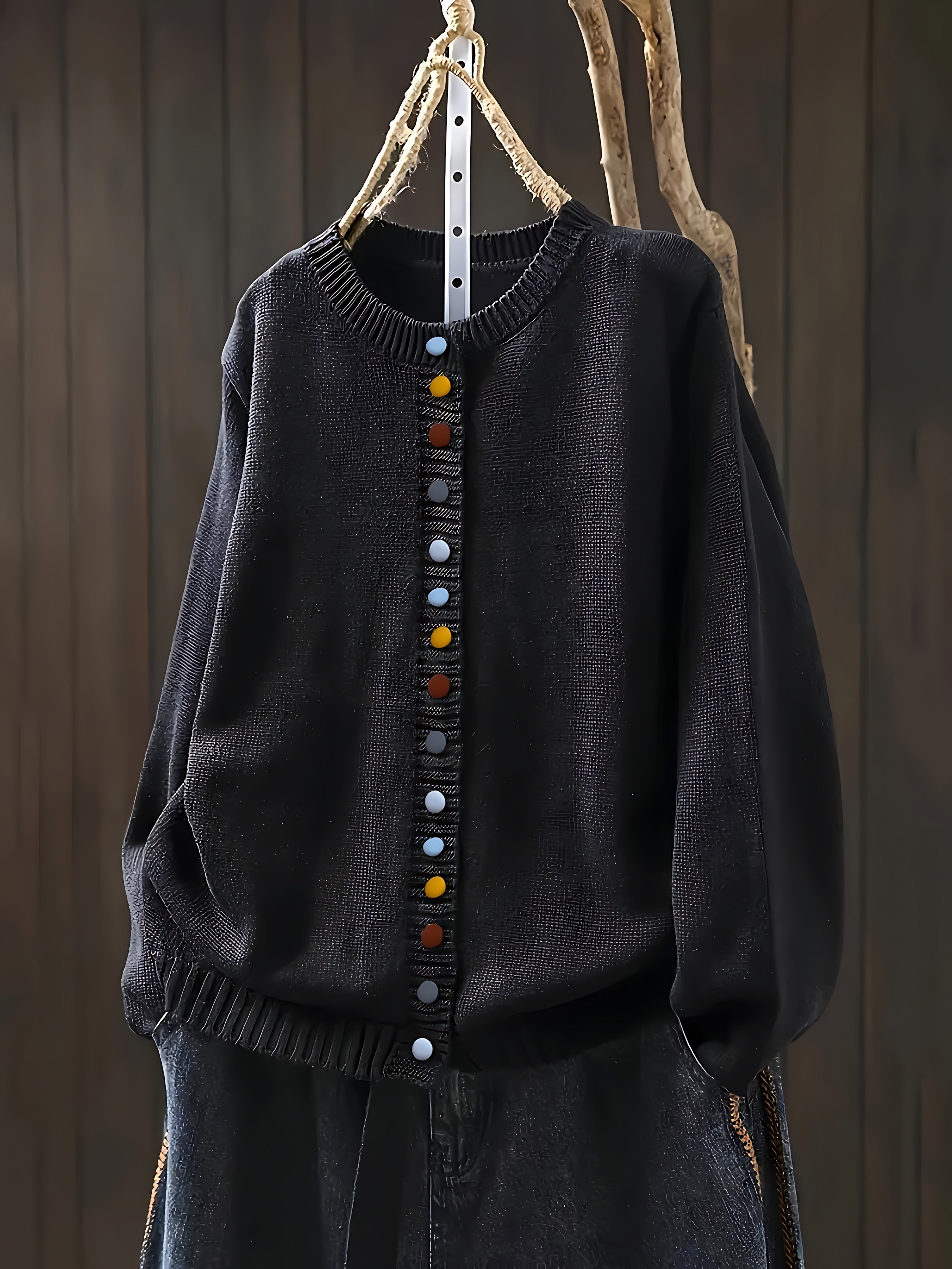 Gebreid vest met contrastknopen voor dames, gedragen over een effen top en een jeans