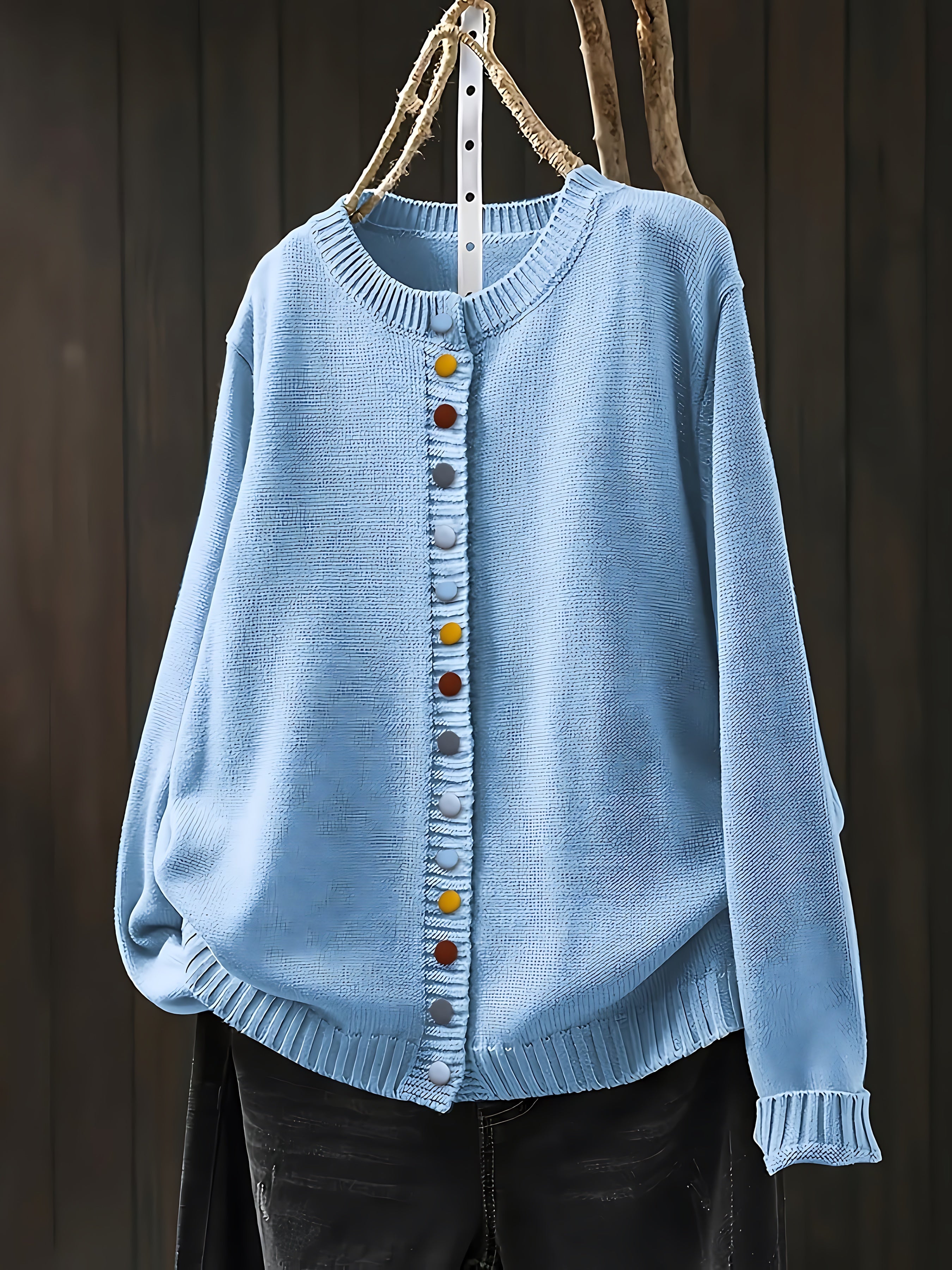 Gebreid vest met contrastknopen voor dames, gedragen over een effen top en een jeans