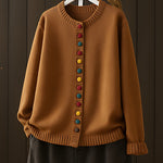 Gebreid vest met contrastknopen voor dames, gedragen over een effen top en een jeans