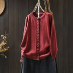 Gebreid vest met contrastknopen voor dames, gedragen over een effen top en een jeans