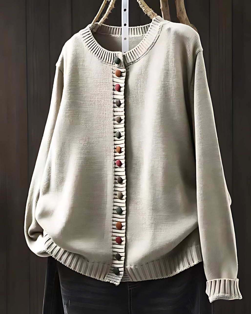 Gebreid vest met contrastknopen voor dames, gedragen over een effen top en een jeans
