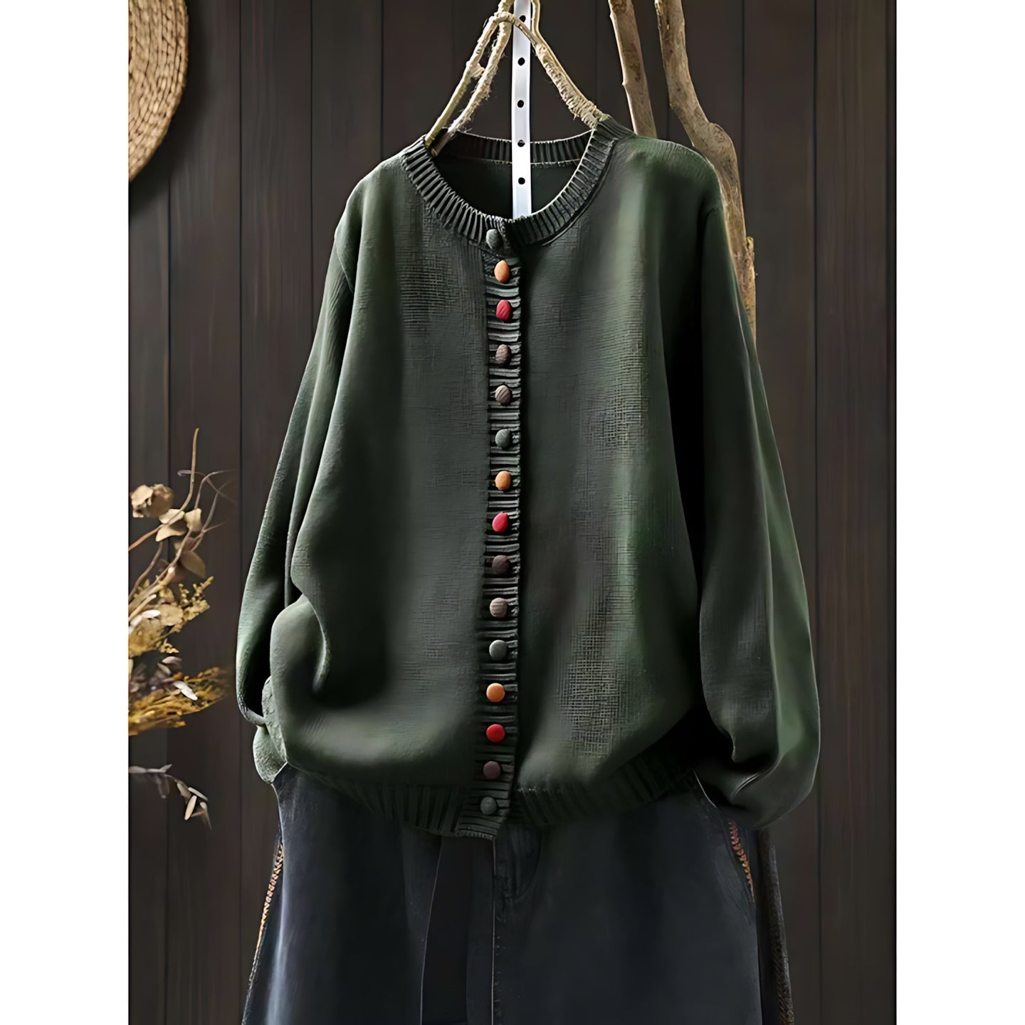 Gebreid vest met contrastknopen voor dames, gedragen over een effen top en een jeans