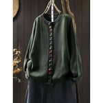 Gebreid vest met contrastknopen voor dames, gedragen over een effen top en een jeans