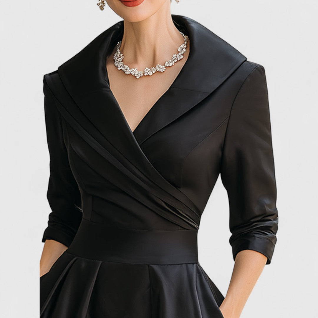 Elegante midi jurk met vloeiende rok, discrete zijrits en subtiele zijzakken