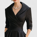 Elegante midi jurk met vloeiende rok, discrete zijrits en subtiele zijzakken