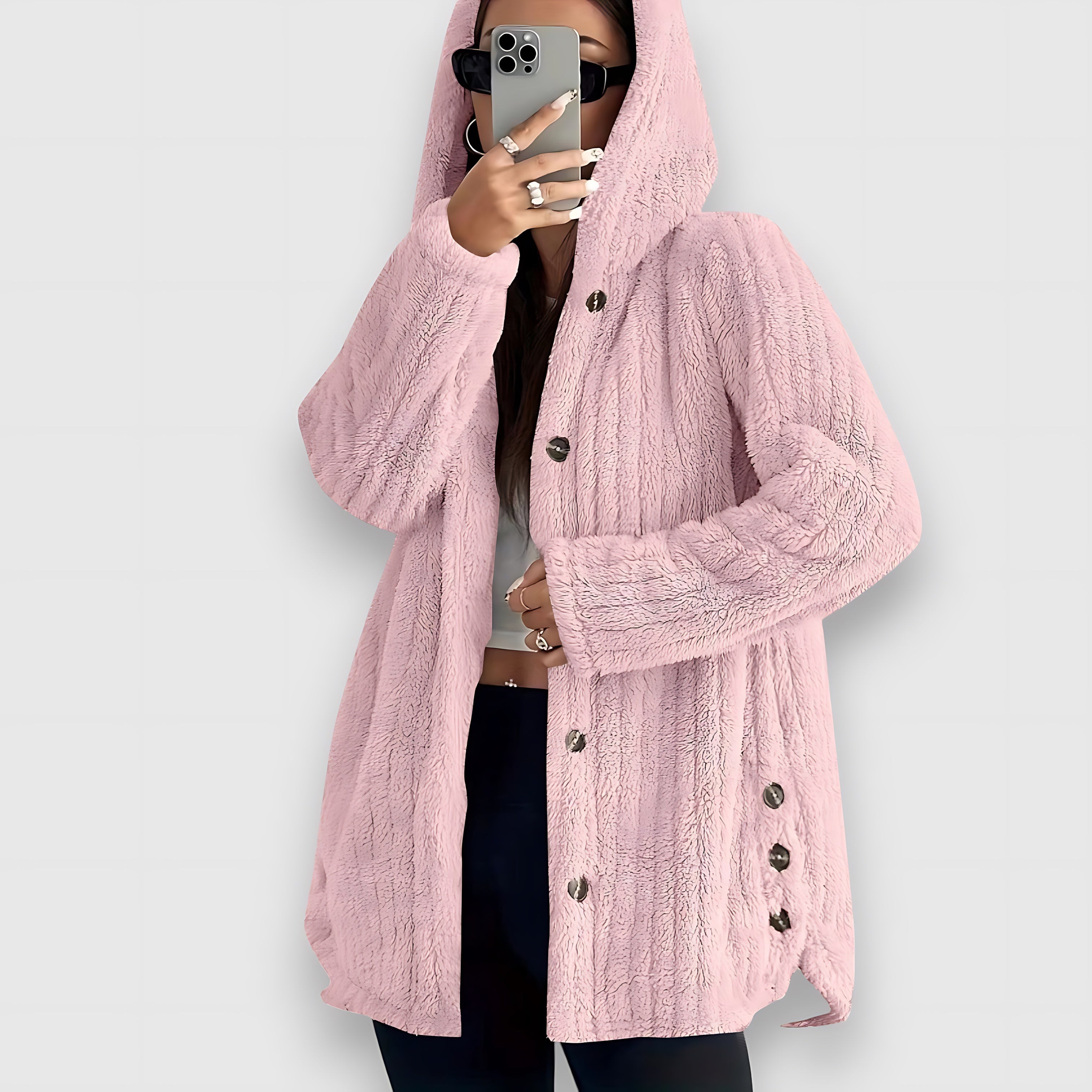 Grofgebreid vest met kabelpatroon voor dames, gedragen over een effen top en een jeans