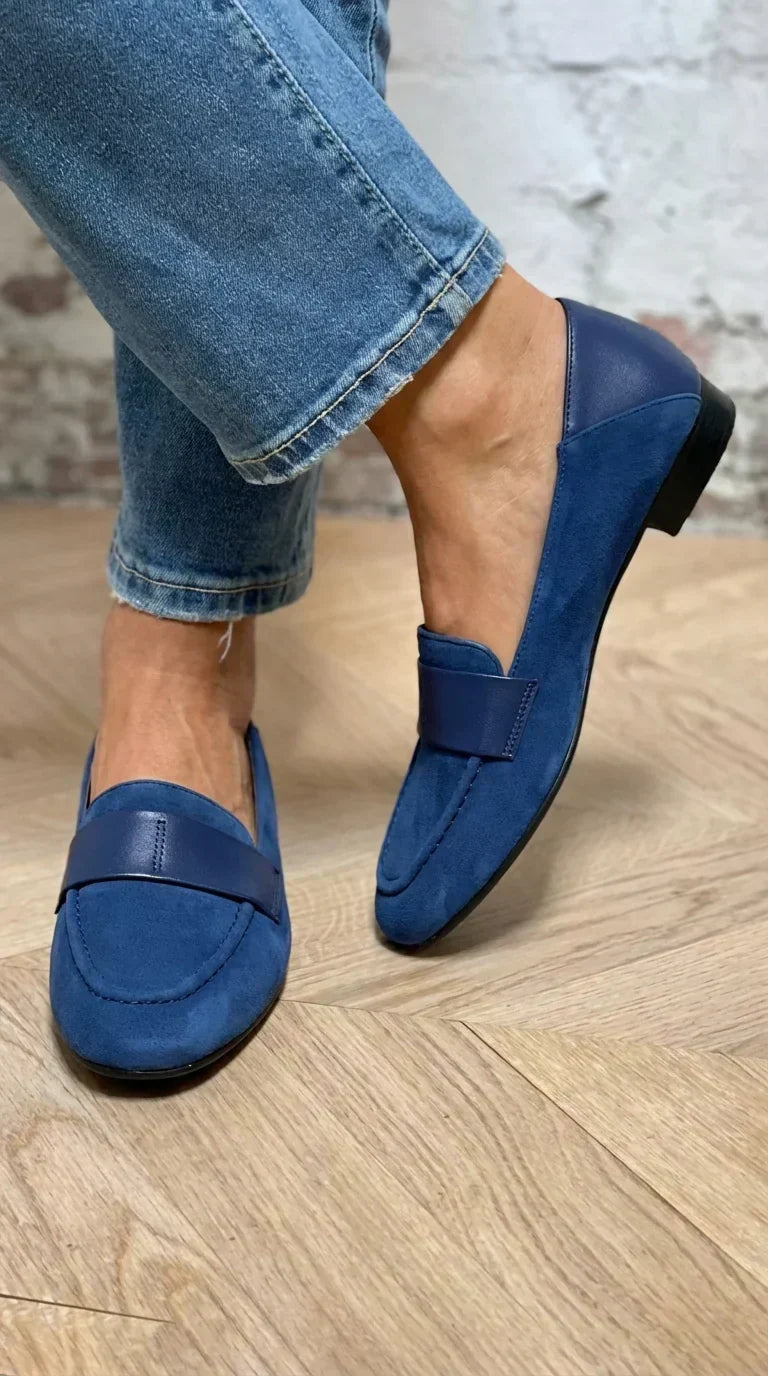 Klassieke dames mocassins in een effen neutrale kleur met elegante lijn en platte zool