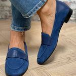 Klassieke dames mocassins in een effen neutrale kleur met elegante lijn en platte zool
