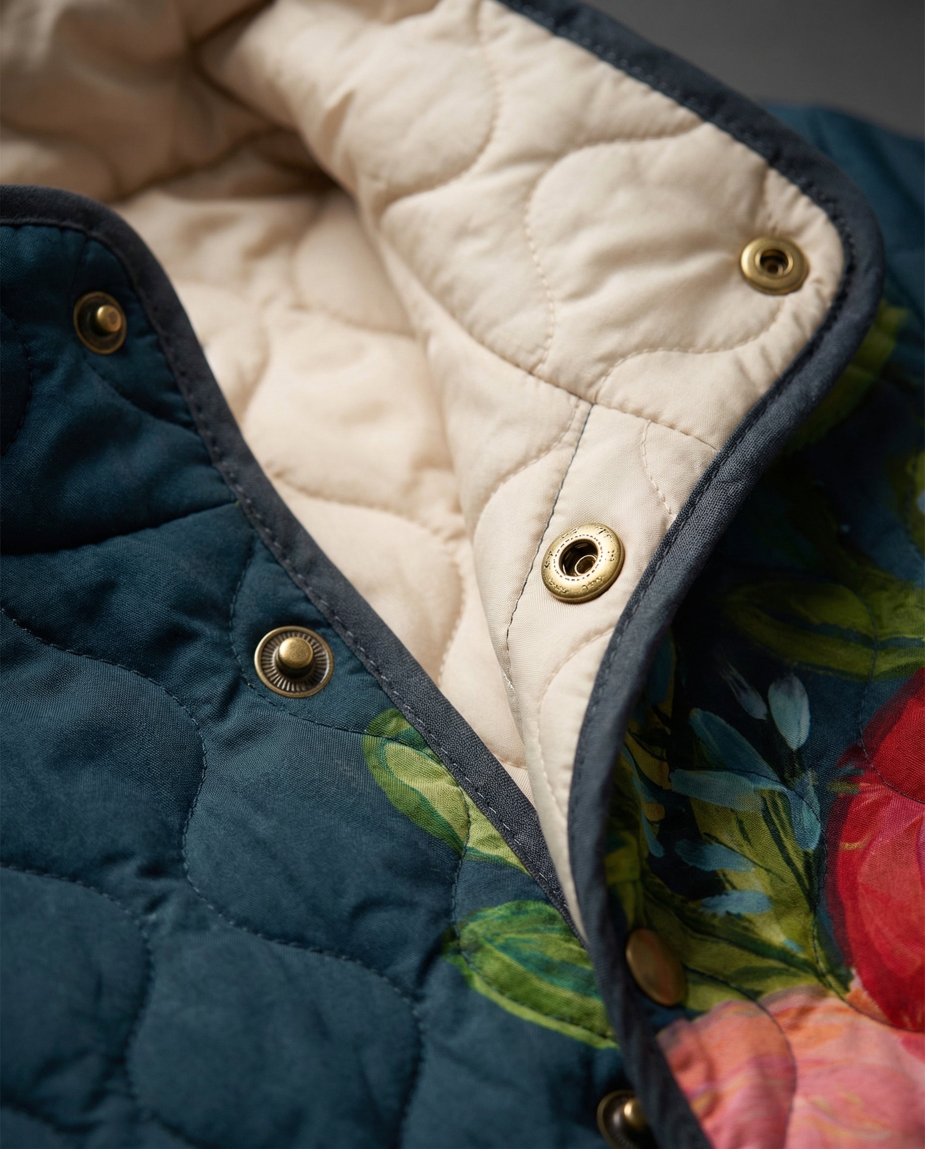 Marloes dames gewatteerd jasje met vintage bloemenprint