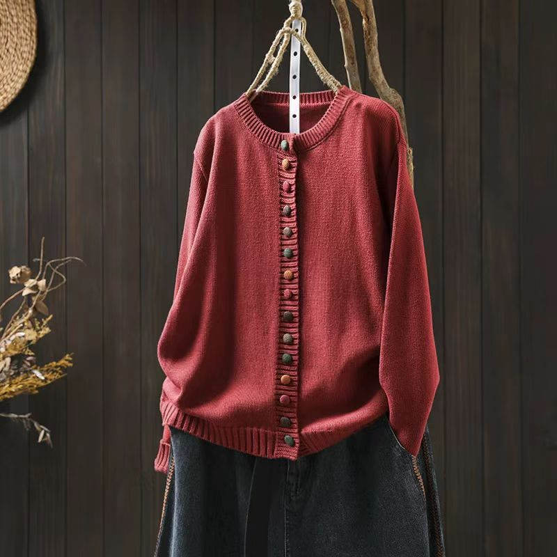 Gebreid vest met contrastknopen voor dames, gedragen over een effen top en een jeans