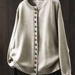 Gebreid vest met contrastknopen voor dames, gedragen over een effen top en een jeans