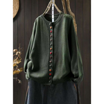 Gebreid vest met contrastknopen voor dames, gedragen over een effen top en een jeans