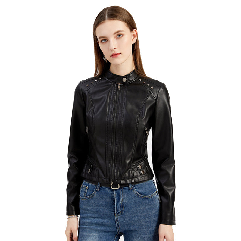 Kort dames jack van nepleer met zilverkleurige studs en diepe ritszakken