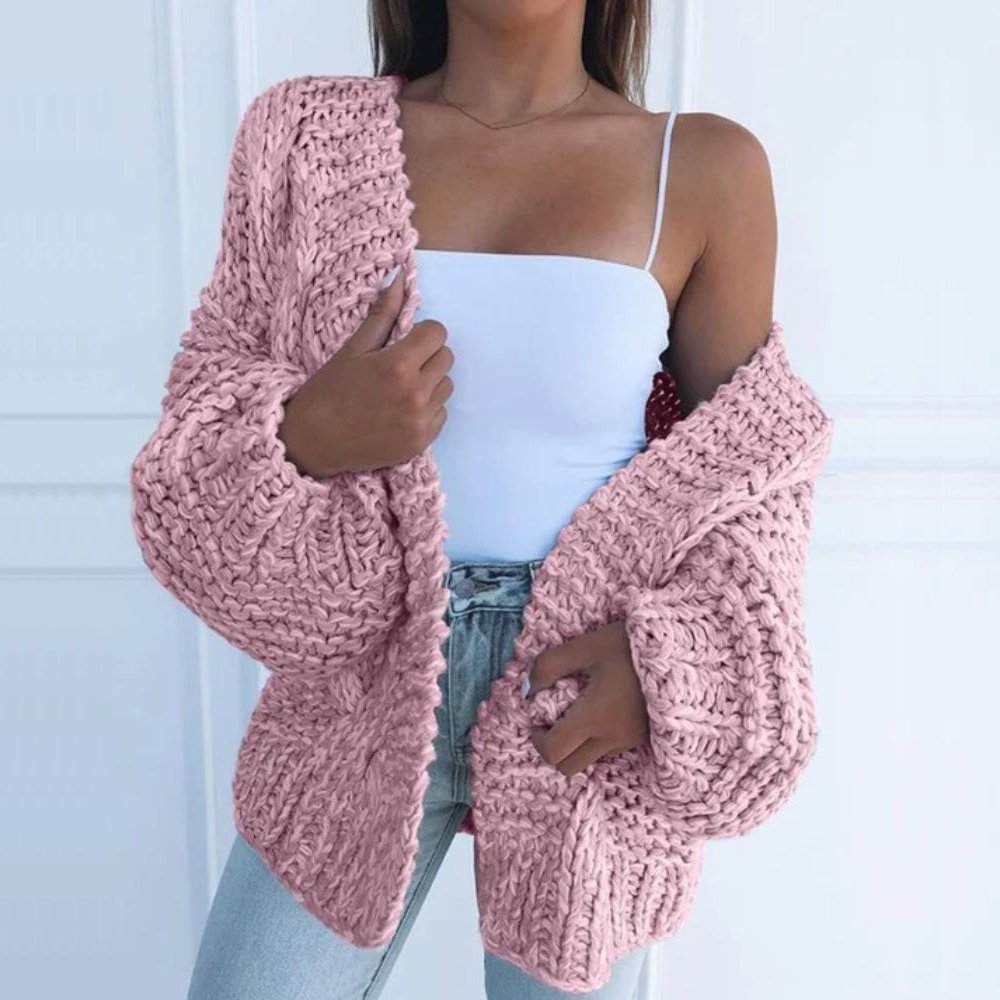 Grofgebreid vest met open voorkant voor dames, gedragen over een effen top en een jeans