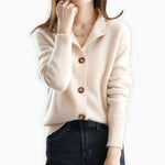 Gebreid vest met kraag en knoopsluiting voor dames, los gedragen over een effen top