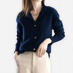 Getailleerd gebreid dames vest met V-hals en knoopsluiting in zacht breisel